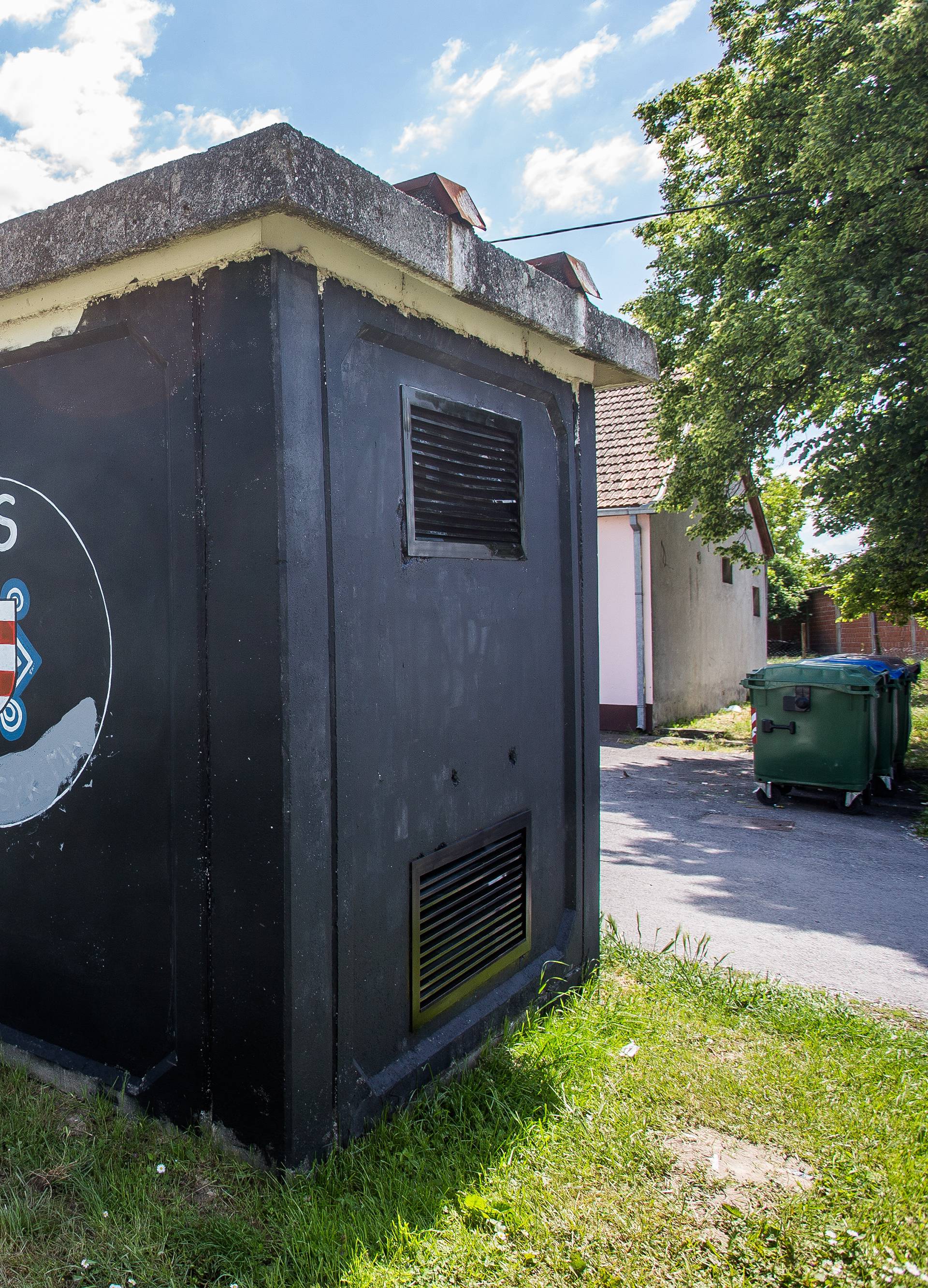 U Vukovaru izbrisan 'Za dom spremni' ispod grafita HOS-a