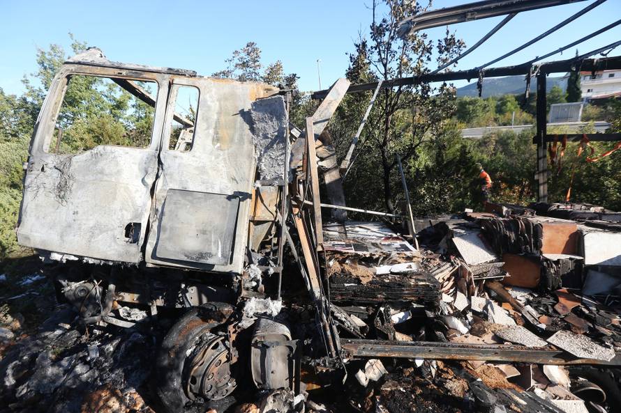 Stravična smrt: Tegljač sletio s ceste i zapalio se, vozač izgorio