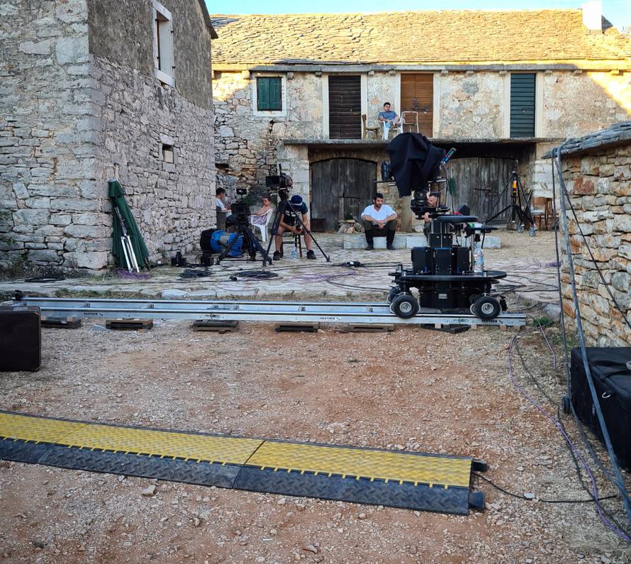 Majetić: To je znak patriotizma; Mještani: Plati ako ćeš snimati!