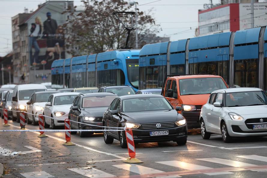 Zagreb: Dim i dalje izlazi iz Vjesnikovog nebodera