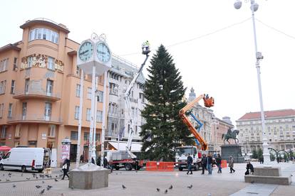 FOTO Pripreme za zagrebački Advent u punom jeku: Bor od 16 metara dobio je kuglice i ukrase