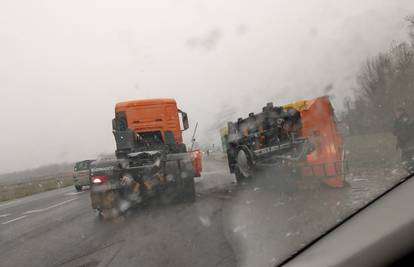 Nesreća u Varaždinu: Prevrnuo se kamion za posipavanje ceste