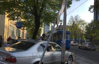 BMW je nepropisno parkirao, tramvaji nisu mogli prolaziti