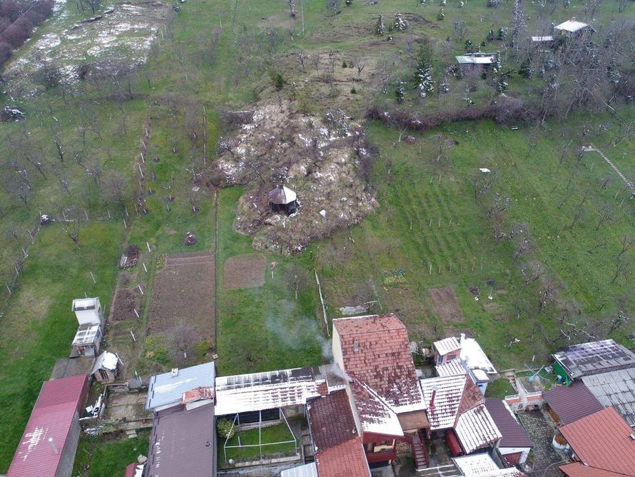 Klizište je uništilo kuću: 'Može krenuti na nas, u strahu smo...'