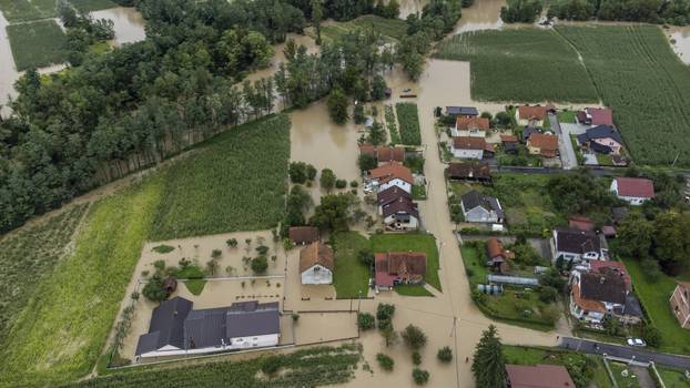 Pogled iz zraka na poplavljene kuće u Javorju