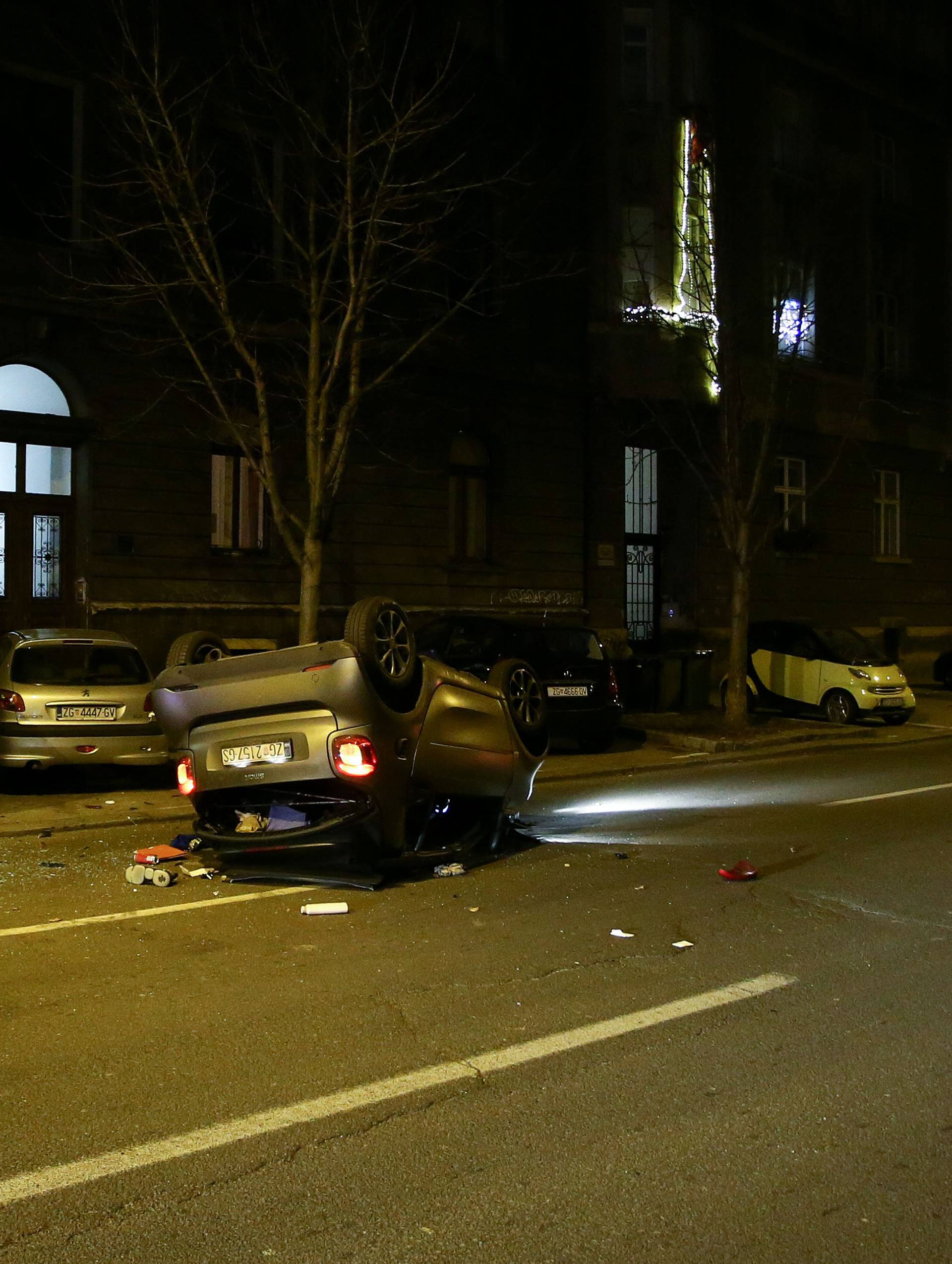 Užas u Zagrebu: Netko je ležao na cesti, semafor skroz uništen