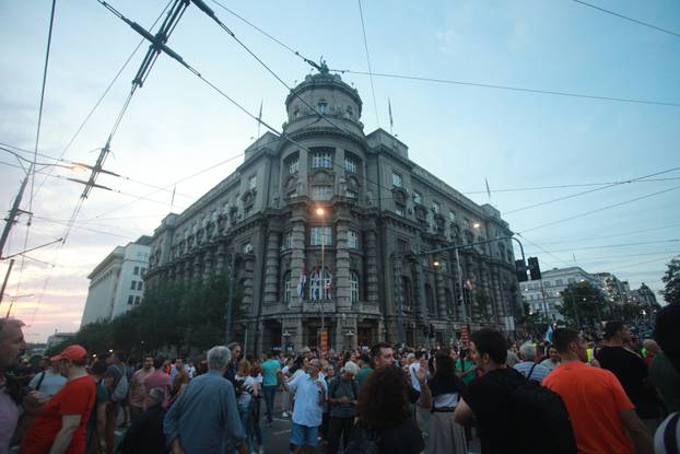 Beograd: Ispred Doma narodne skupštine započeo je šesti prosvjed pod nazivom "Srbija protiv nasilja" 