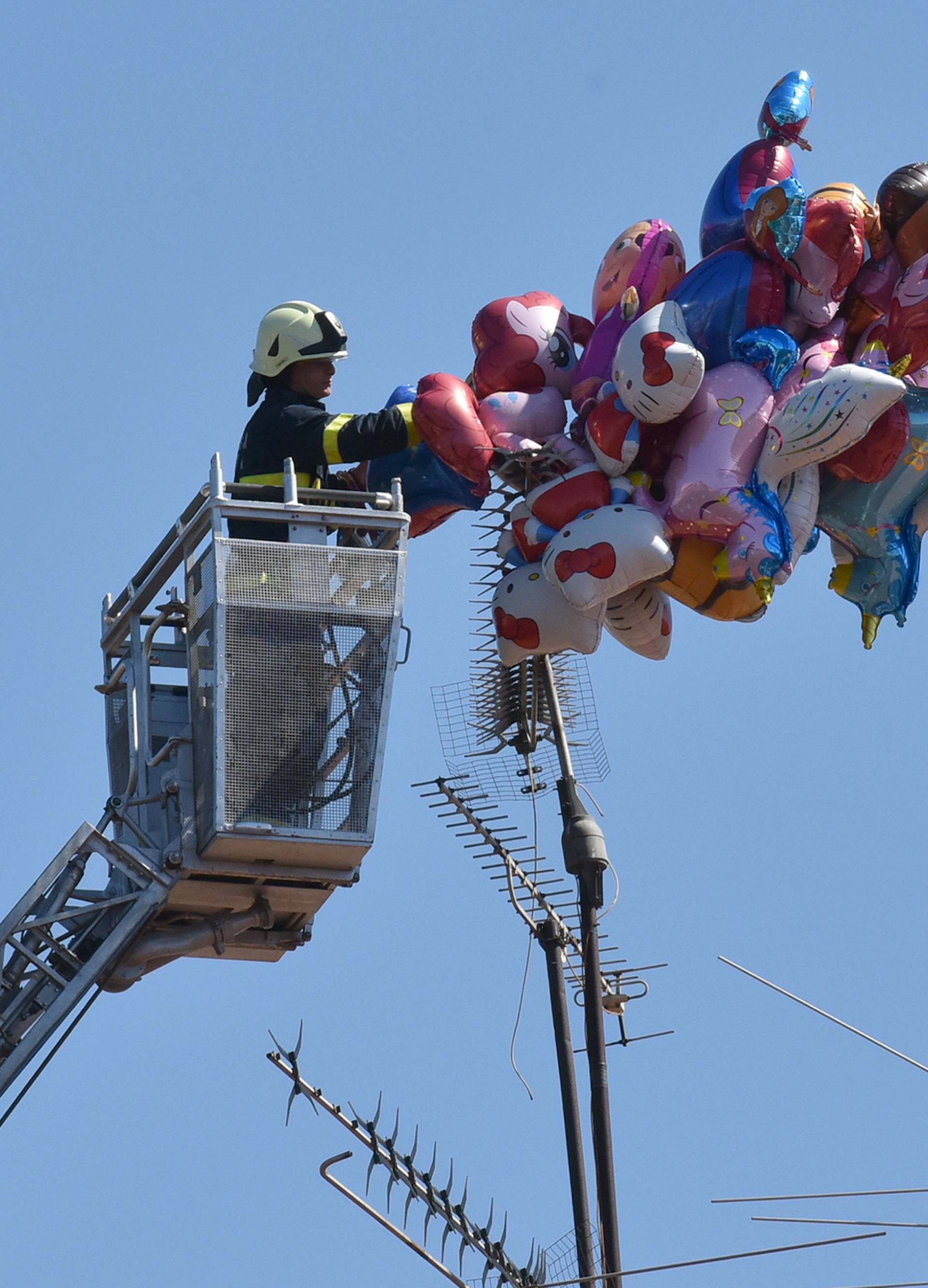 Vatrogasci 'spasili' balone koji su odletjeli prodavačici u Puli