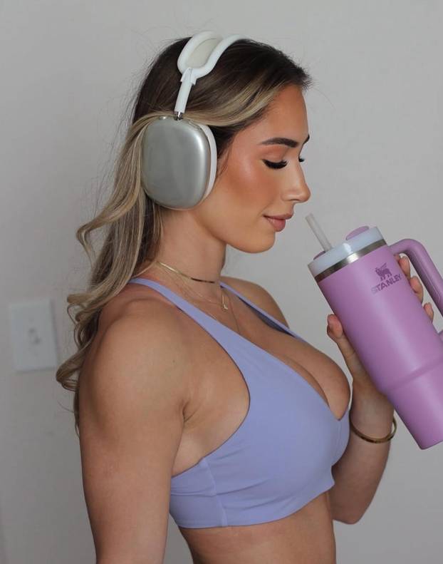 FOTO Alena je ponosna na svoju savršenu stražnjicu! Pokazuje ju stalno i iz svih kuteva...