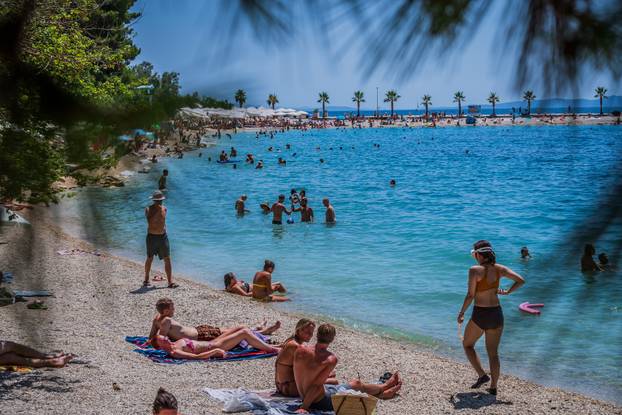 Gužva na splitskoj plaži Kasjuni podno Marjana
