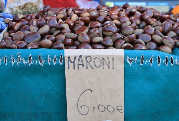 Zagreb: Na Dolac stigli prvi ovogodišnji kesteni, cijene su od 5 do 7 eura