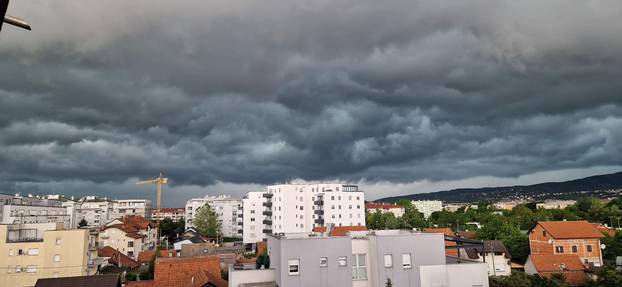FOTO/VIDEO Olujno nevrijeme poharalo je Zagreb! 'Kaos! Pada tuča, grmi, vjetar ruši sve...'