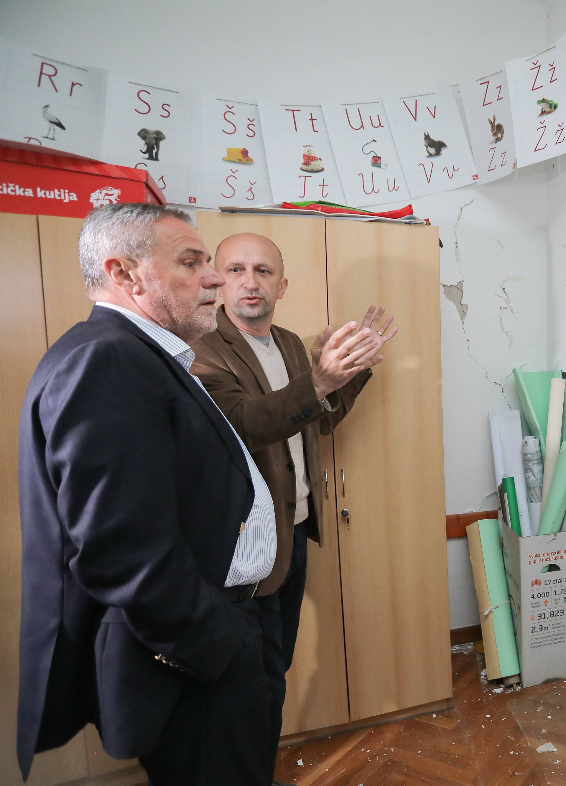 Milan Bandić sa suradnicima obišao Osnovnu školu Bukovac oštećenu nakon potresa