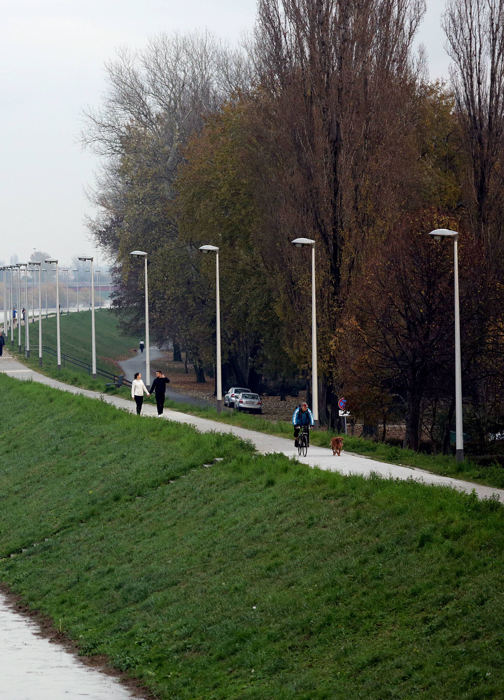 Kiša pada bez prestanka: Voda poplavila ulice i dućane u Rijeci