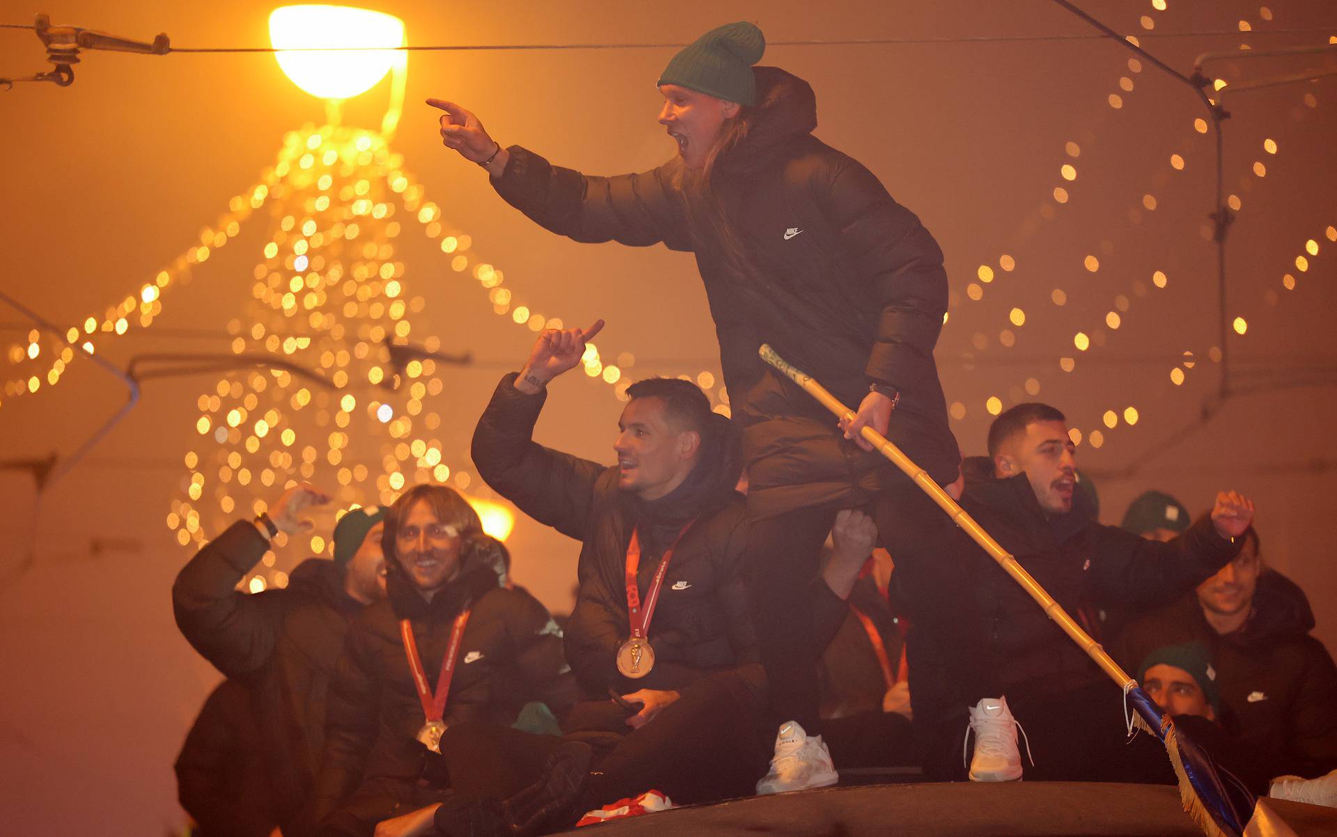 Zagreb: Domagoj Vida ponovno na krovu autobusa sa zastavom podiže atmosferu