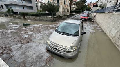 GALERIJA  Tuča, pljusak i pravi potop u Splitu. Paralizirane su ceste, s kišobranima unutar Fine