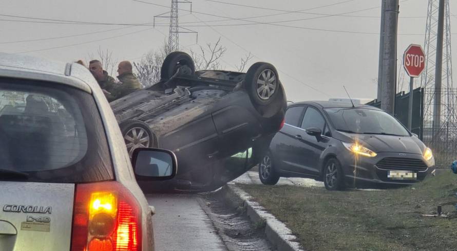 Auto na krovu,  deseci ljudi na Hitnoj zbog leda u Sl. Brodu
