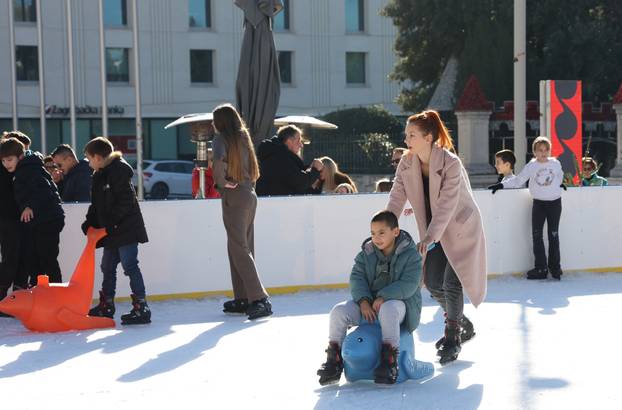Šibenik: Klizalište na Adventuri puno kliza?a