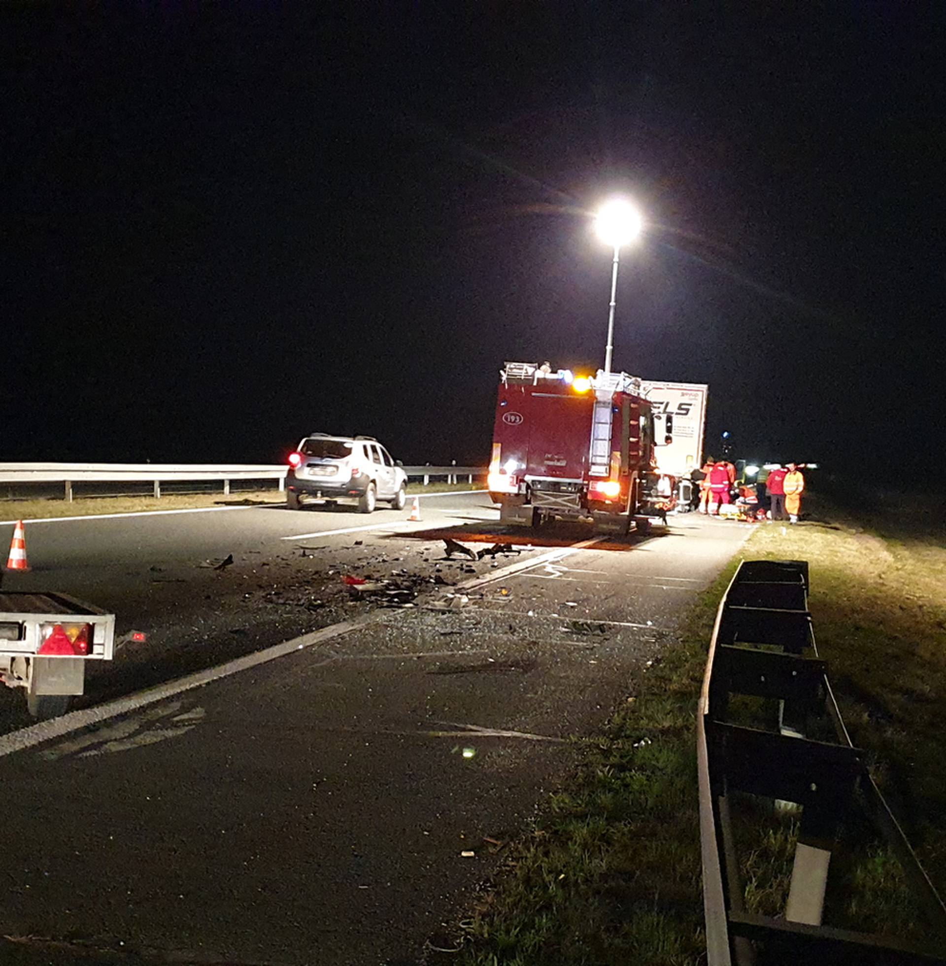 Zabili se u kamion: Izvukli ih žive iz smrskanog automobila