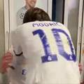 VIDEO Modrić grlio suigrače u svlačionici, zastao kod jednog i poljubio ga: Odigrao si vrhunski