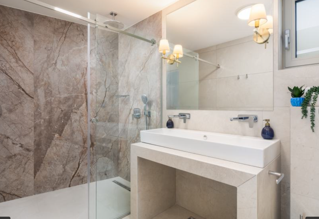 FOTO Luksuz na razini: Nova i moderna vila s infinity bazenom mami poglede u Omišu