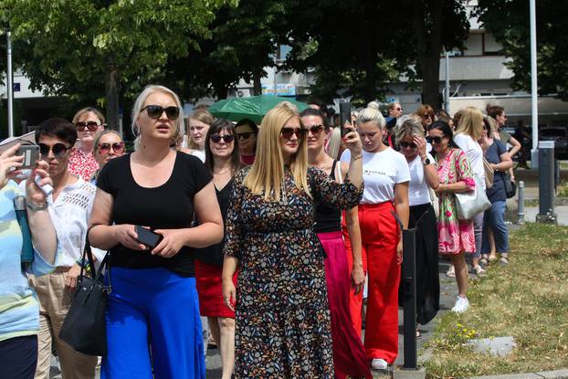 Zagreb: Pravosudni službenici nastavljaju sa štrajkom, stigli su pred zgradu NSK