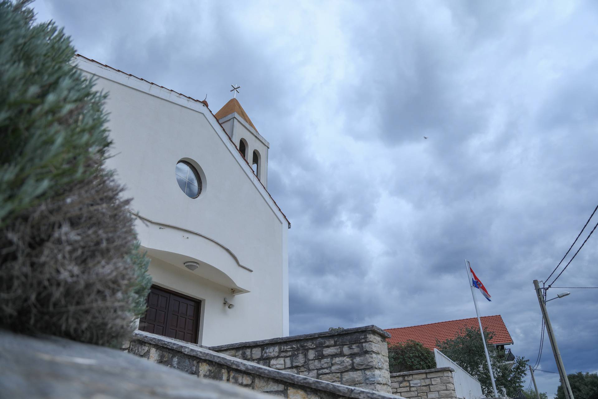 Perušić Benkovački: Župnik uhićen zbog optužbi za seksualno uznemiravanje