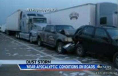 Pješčana oluja izazvala veliki lančani sudar, poginuo vozač