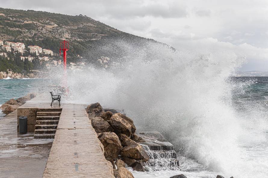 Dubrovnik: Potraga za tijelom muškarca kojeg su povukli valovi je obustavljena