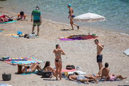 Plaže u Splitu i Dubrovniku pune turista koji hvataju sunce