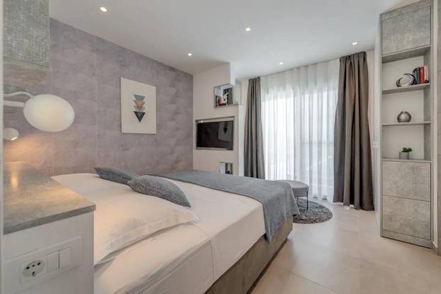 FOTO Ogromna parcela, privatni wellness i čudo od pogleda: Vila u Podstrani čeka novog vlasnika