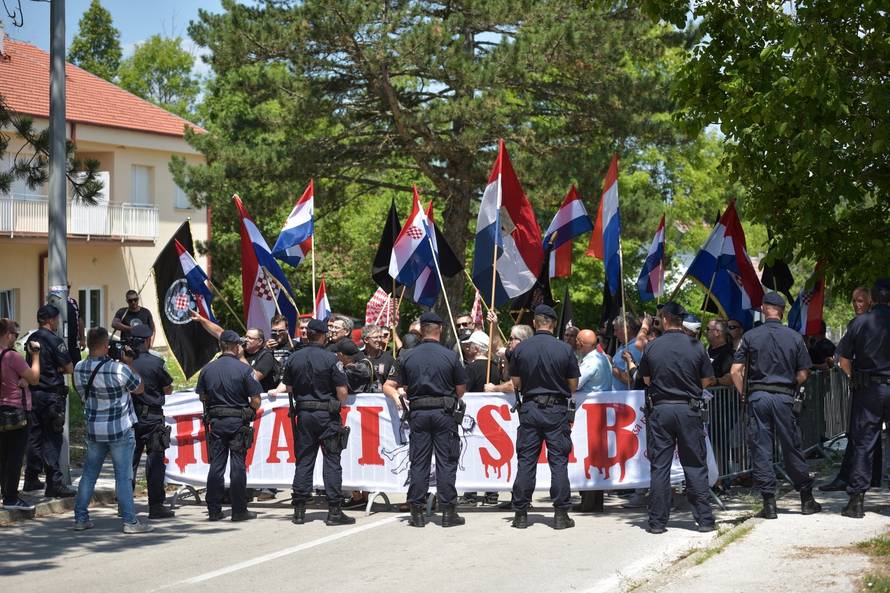 Uz jake policijske snage obiljeÅ¾en Dan ustanka u Srbu