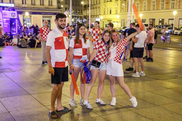 Zagreb: Navijači prate utakmicu na Trgu bana Jelačića