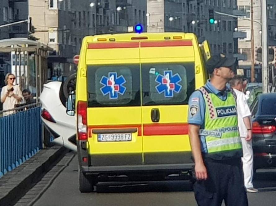 Sudarila se tri auta u Zagrebu:  Jedan od njih završio na krovu
