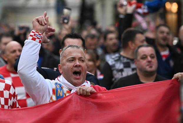Prag: Hrvatski navijači u korteu idu do stadiona