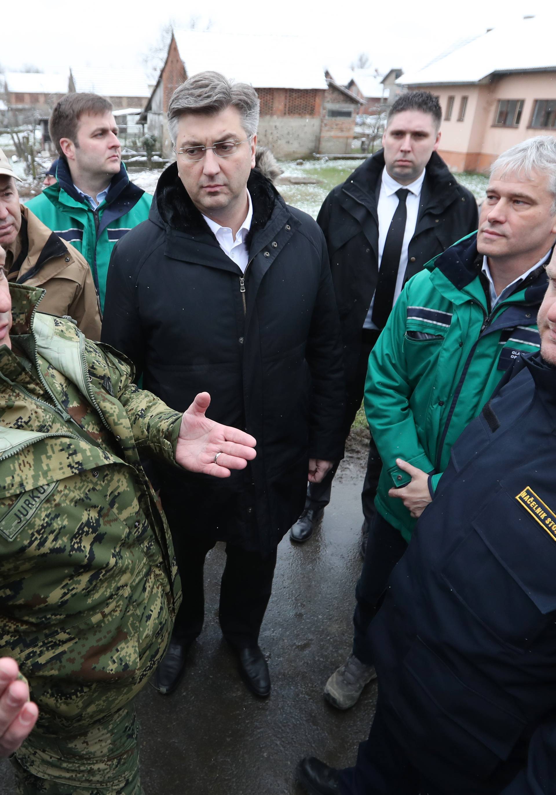 Ronioci dva sata u ledenoj vodi 'krpali' nasip kod Tanca na Uni