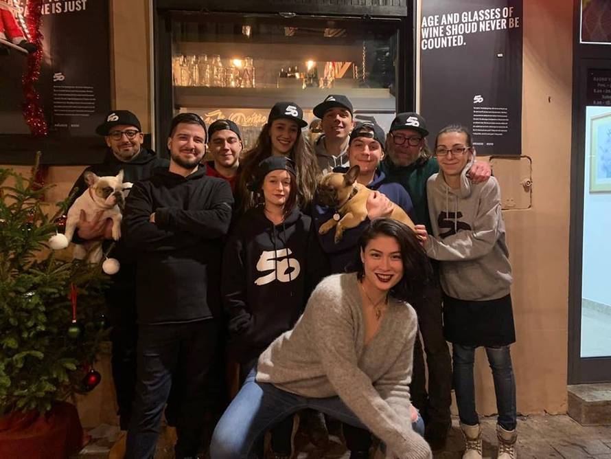 Vlasnica burger bara radnicima poklonila godišnji do 1. veljače
