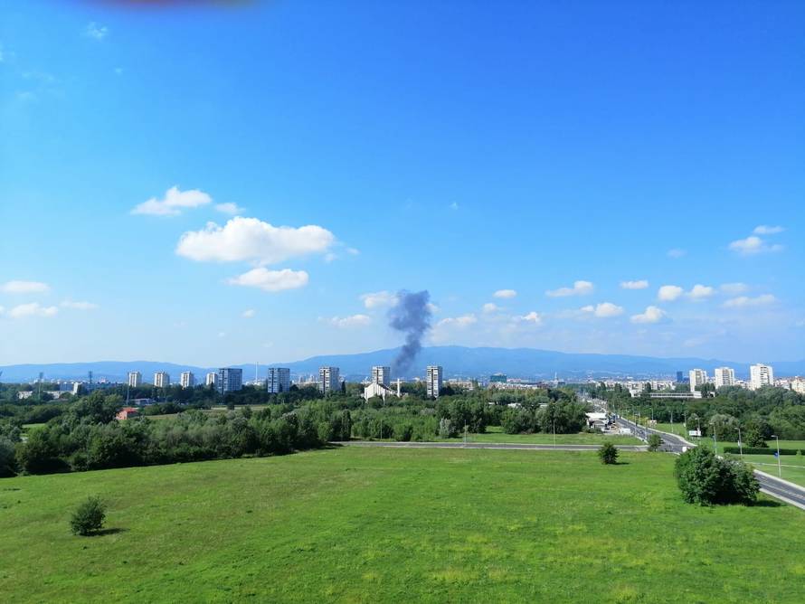 Ugasili su vatru na Prisavlju: Gorjelo je sve do šestog kata