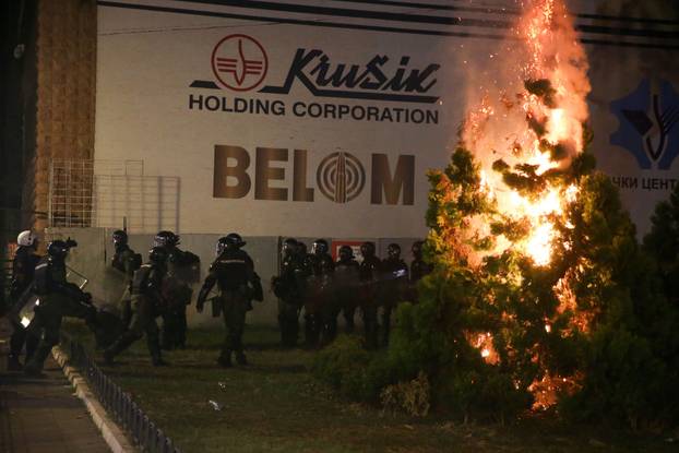 Beograd: Policija rastjerala građane koji su bili okupljeni u Ulici Kneza Miloša, nekoliko građana ozlijeđeno