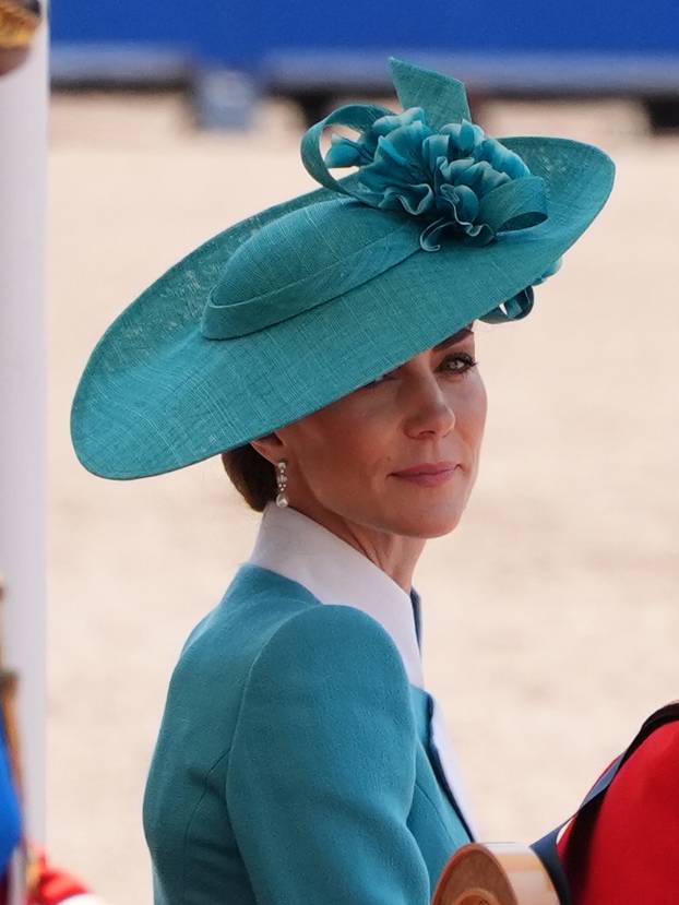 Kraljevska obitelj obilježava kraljev službeni ro?endan paradom Trooping the Colour