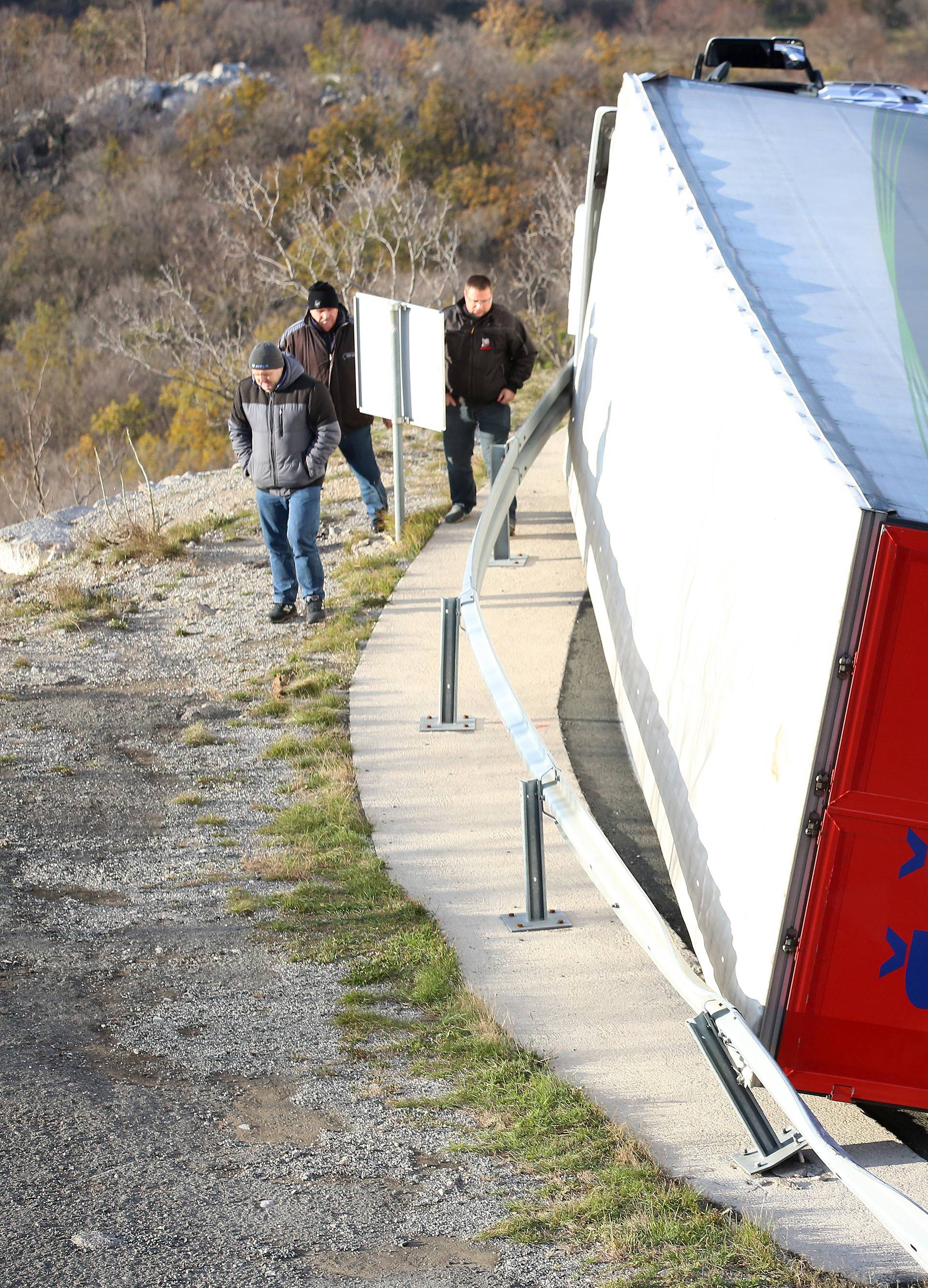 Rijeka: Zbog olujne bure na DC3 kamion zavrÅ¡io na boku