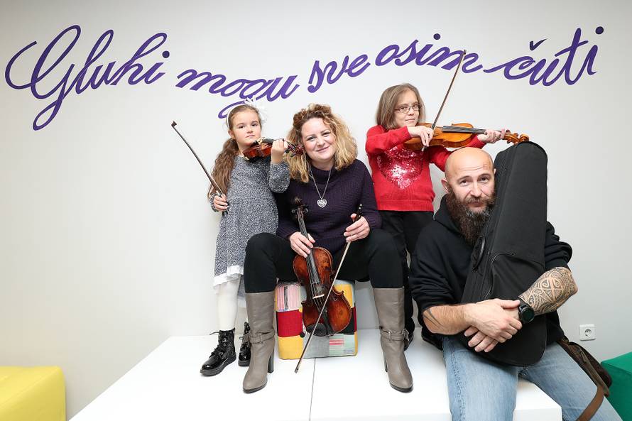 Gluhe uči svirati violinu: Njima je promijenila život zauvijek...