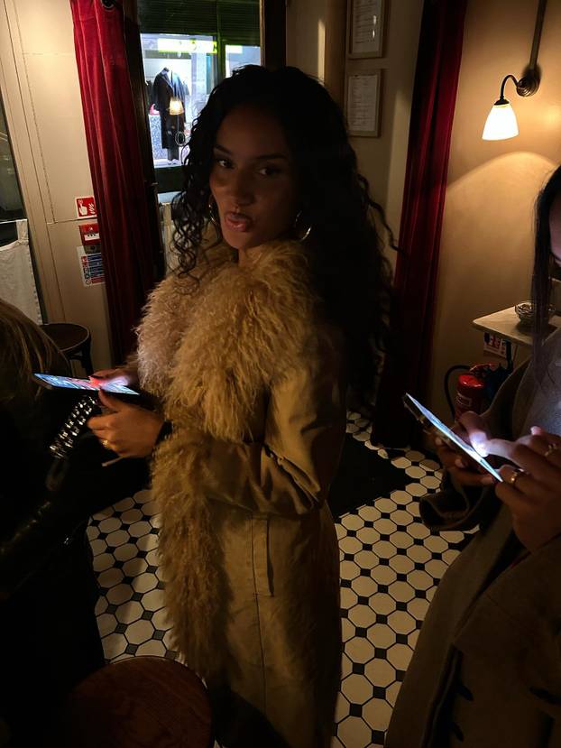 Šuškalo se da joj dečko spava sa zvijezdom platforme za odrasle. Objavom ušutkala sve tračeve