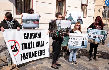 Klimatski aktivisti prosvjedovali u Omišlju protiv ulaganja u LNG i plinsku infrastrukturu