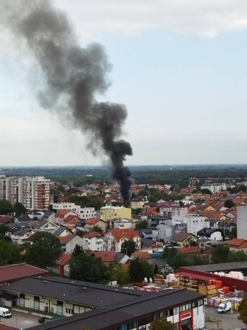 VIDEO Zapalio se stari autobus u Dubravi: 'Odjednom se nadvio jako gusti crni dim, strašno...'