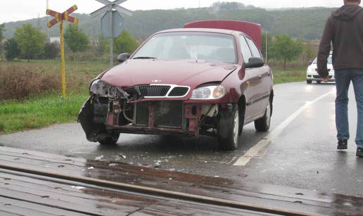 Na auto mu naletio vlak jer se nije zaustavio pred prugom