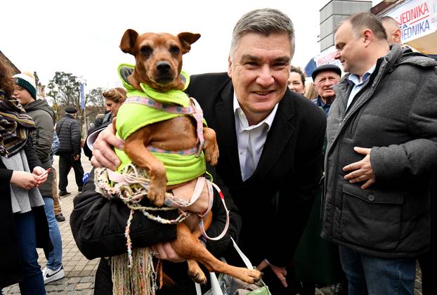 Zoran Milanović se družio s građanima u Čakovcu, oduševio ga psić koji ga je lizao po licu