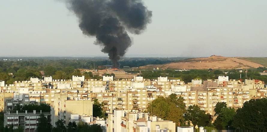 Veliki požar na Jakuševcu: Dim se proširio, gasili su cijelu noć