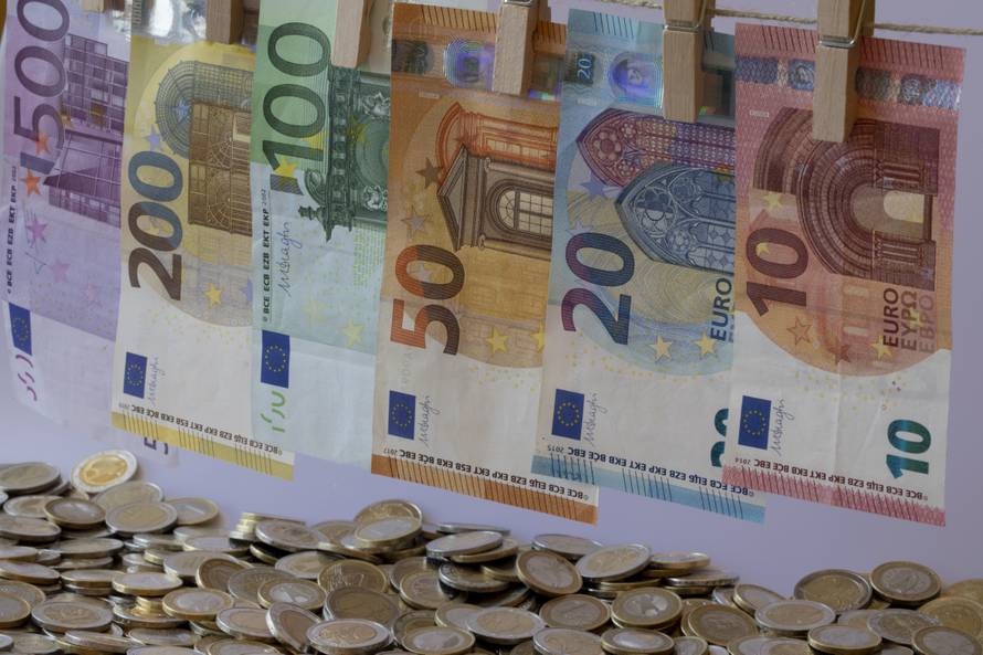 Ne nasjedajte: Bankari ne idu nekome doma provjeriti novac