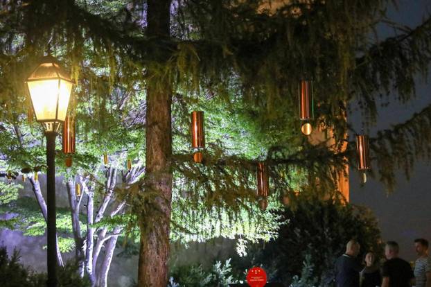 Zagreb: Noćni ugođaj u parku Bele IV. uz svjetlosno-zvučnu instalaciju